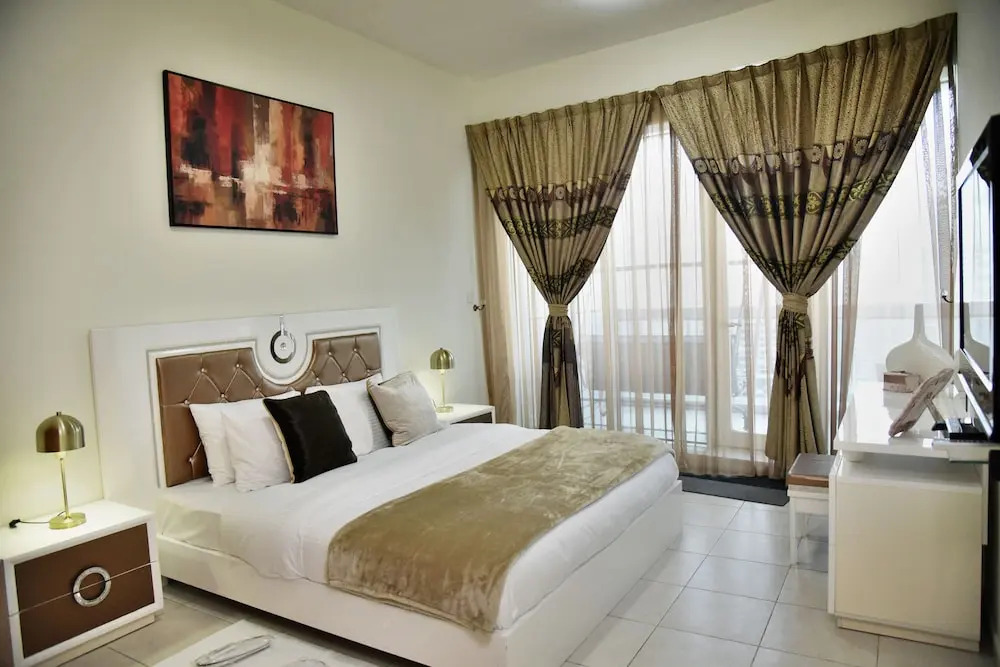 Luxury 4BR Apartment in Horizon Towers