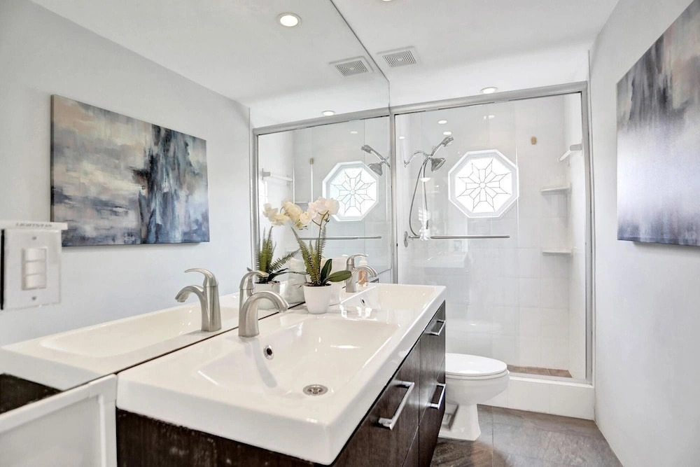 6 BR With Heated Pool Close to Beach