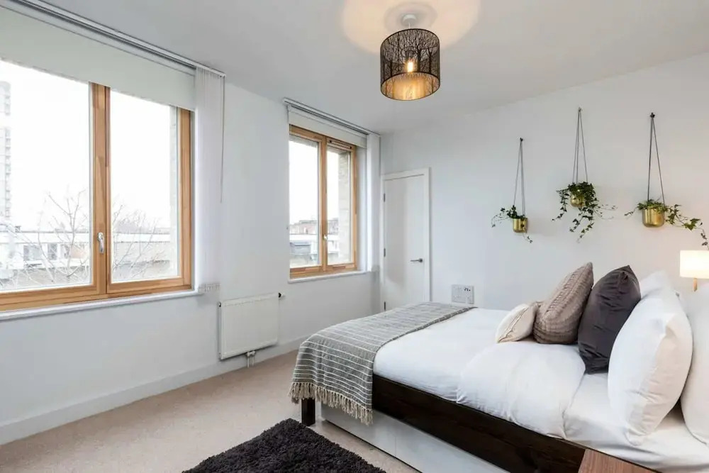 Modern & Designed 2 bed Penthouse Apt Sleeps Five