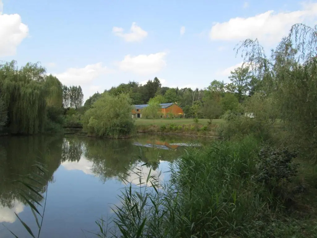 le bateau sur lac privé de 2 hectares poissonneux au milieu des bois