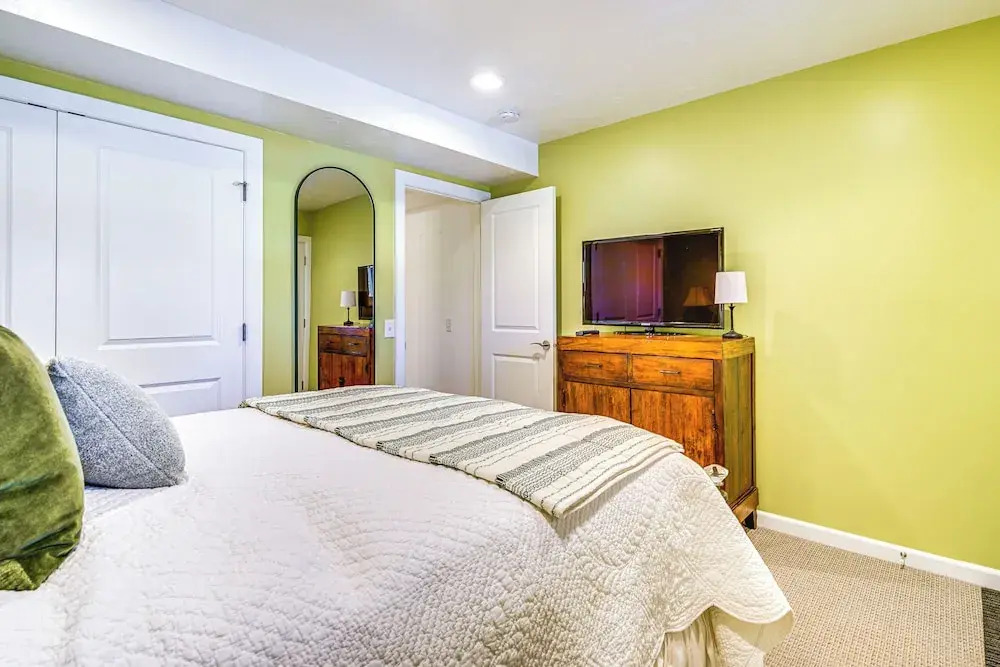 Modern Townhome w/ Hot Tub: 10 Mi to Snowbird!