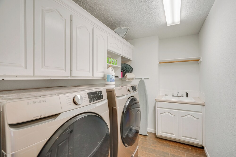 5 Mi to Dtwn Odessa: Modern Pet-friendly Home!