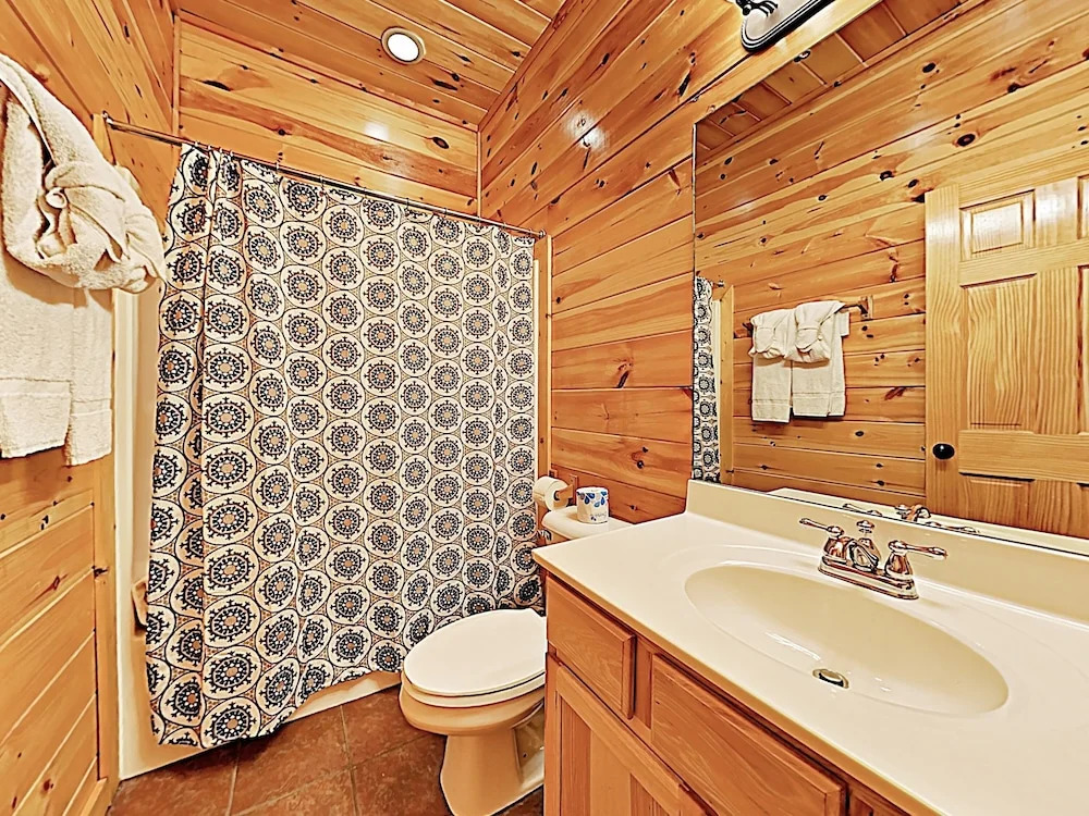 Peaceful Serenity W/ Private Hot Tub & Game Room 4 Bedroom Cabin