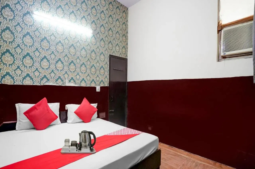 OYO Flagship 70083 Premium Hotel