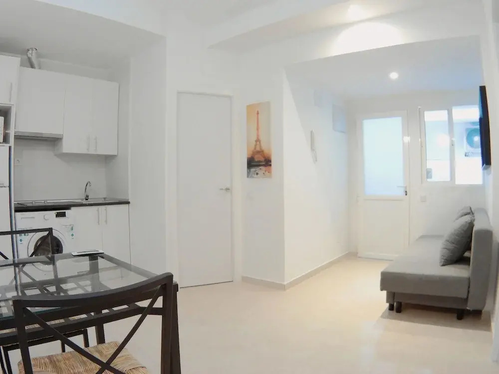 Apartamento interior de 2 Habitaciones cercano al parque Olof Palme AP3
