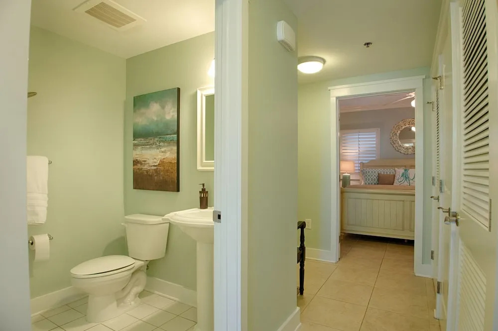 Waterscape B228 - 1 Br condo by RedAwning