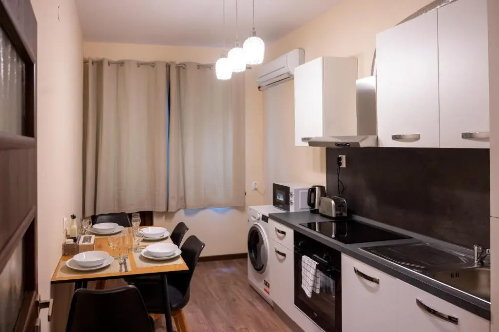 Design 1bdr Apartment in Top Center - Free Parking