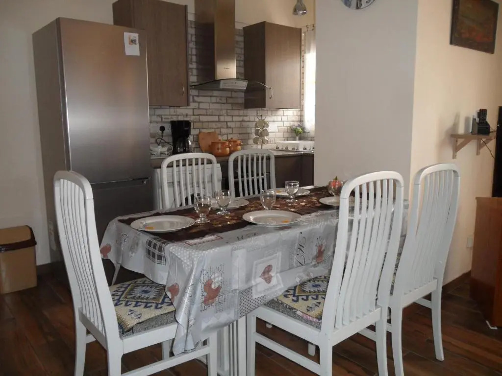 SUNSHINE APTS, TWO BEDROOM , FREE INTERNET, No 3