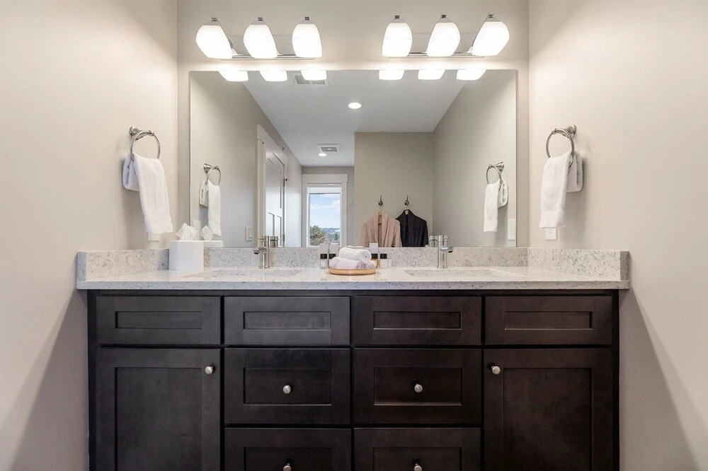 539 Bay St. Lake View Condo Unit 201W