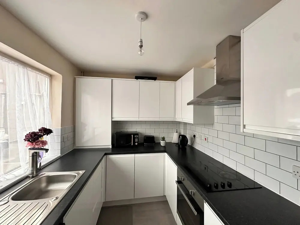 2 Bedroom Apartment-sleeps 6-parking-wifi