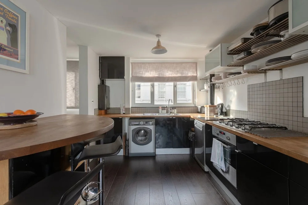 3 Bedroom Shoreditch Maisonette With Balcony