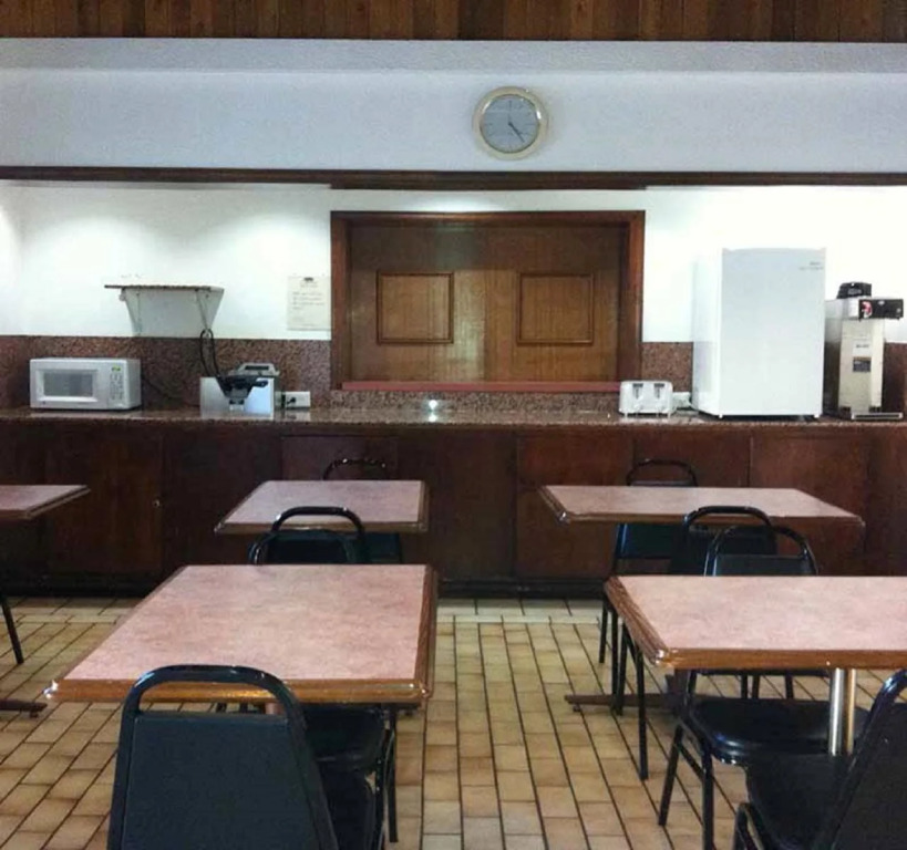 Oaktree Inn and Suites