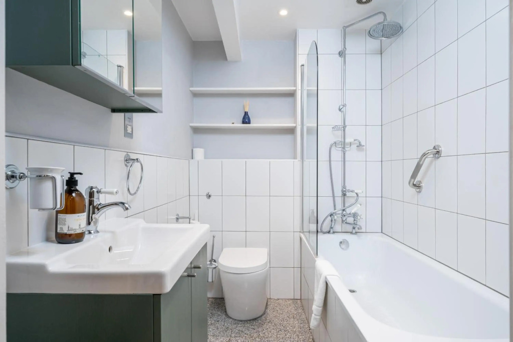 Homely 4 bedroom flat with private courtyard near Angel, East London
