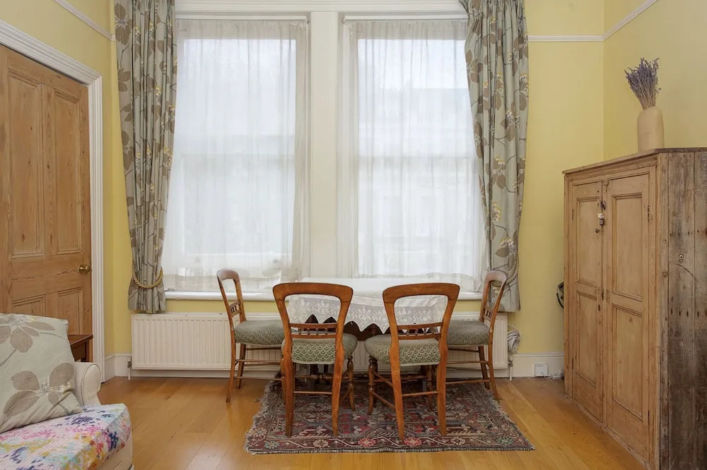 Gorgeous Central One Bed in Earls Court