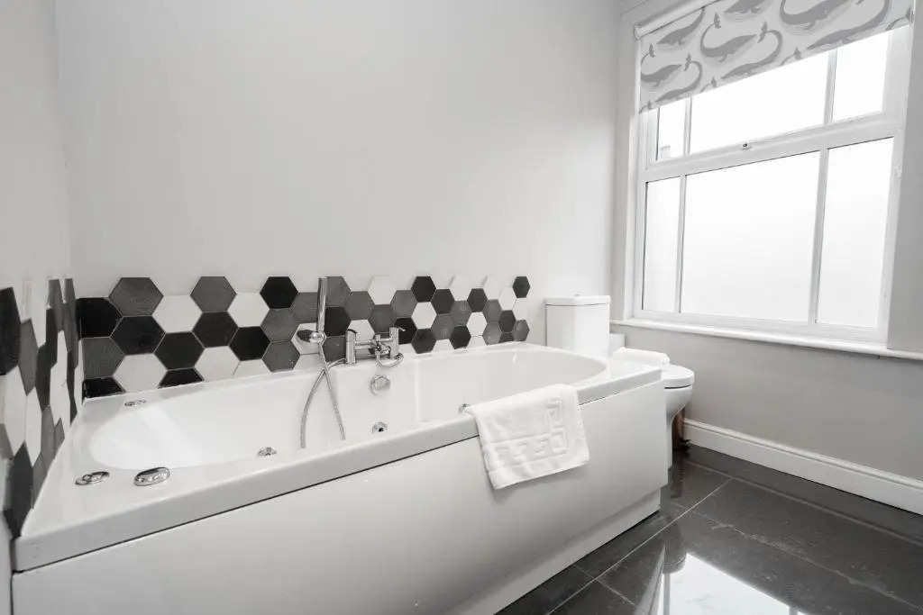 Luxury Harborne Townhouse l 4 Bedrooms l Parking l Patio