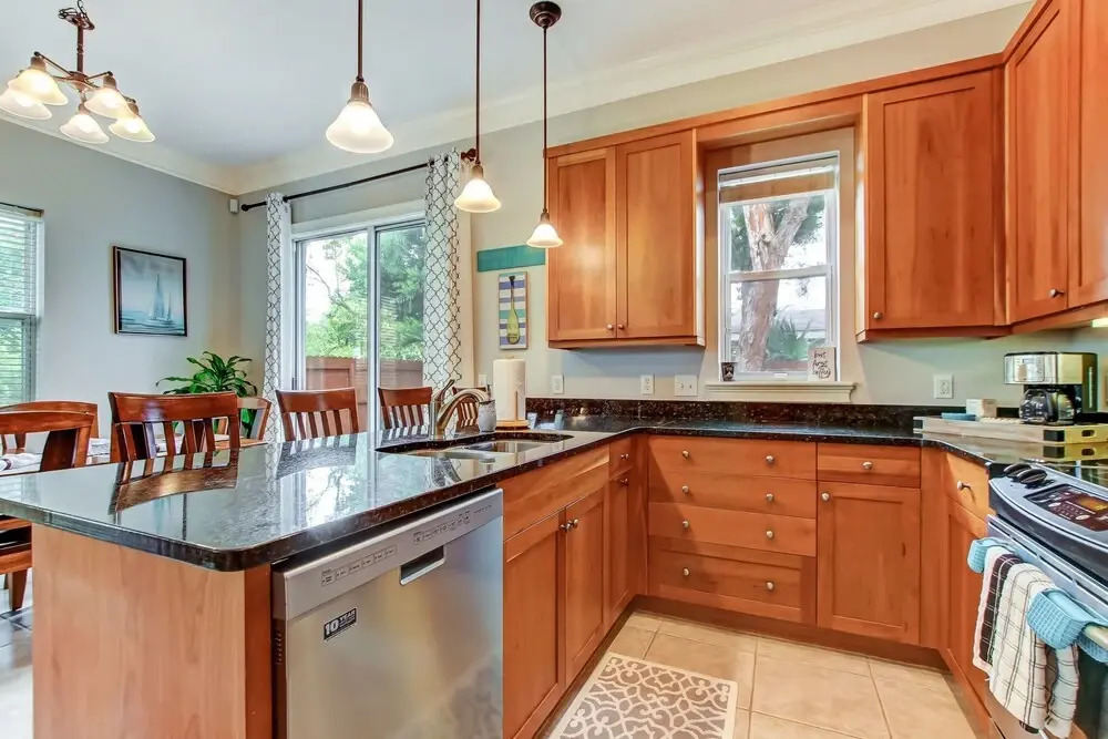 Spacious Townhome, 10 min to the Beach, Dogs OK!