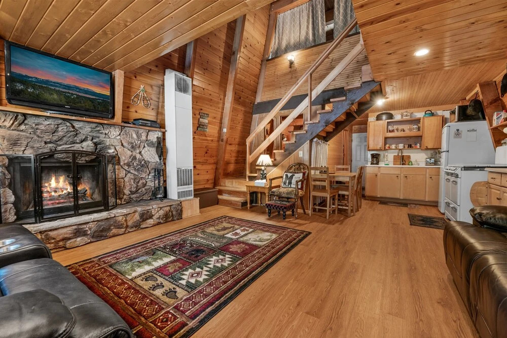 The Grizzly Grotto - Gorgeous Gambrel With Gaming Consoles And Fast Wifi! 3 Bedroom Cabin