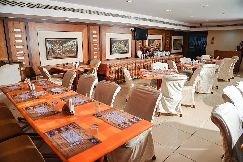 Fabhotel Rr Grand Daba Garden