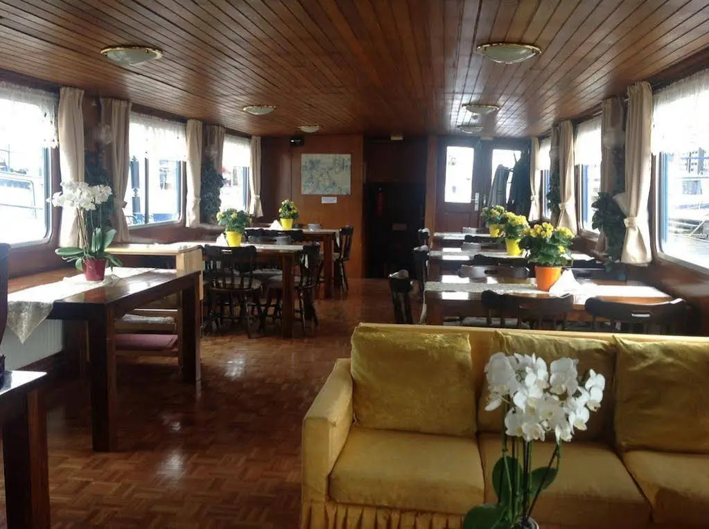 Botel Zebra