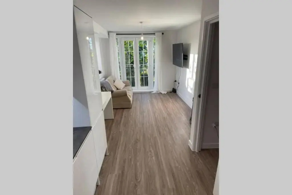 Croydon Gem Apartment - Fast train to the centre and free parking