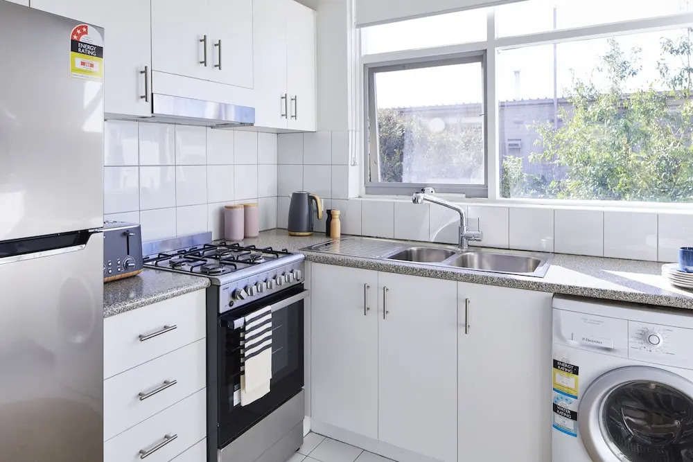1 Bedroom Apt With Parking Stroll to Elwood Beach
