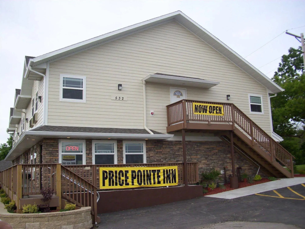 Price Pointe Inn