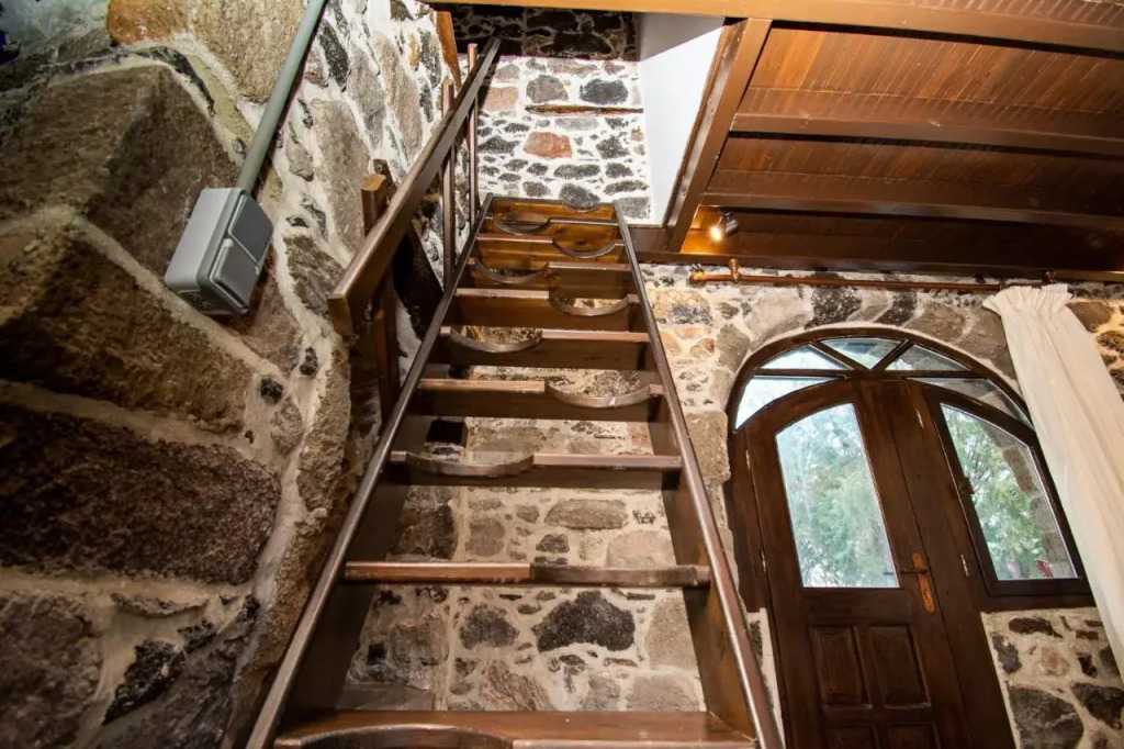 Plousiadi΄s Stone House