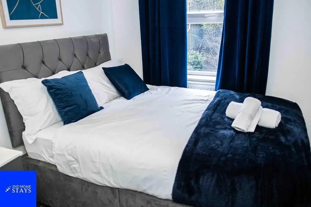 Stoke House Sleeps 5 With Garden and Parking
