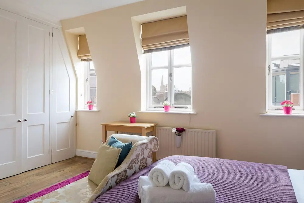 Large 1-bedroom Right Next to Oxford Street