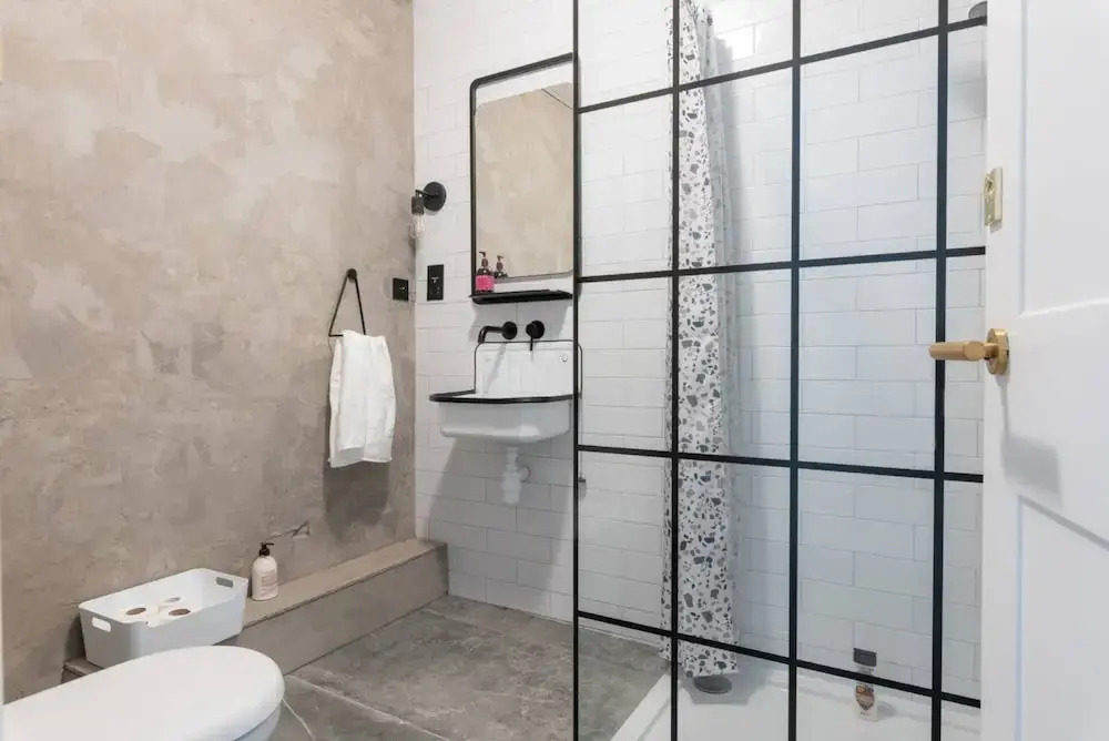 Bright And Elegant 3 Bedroom Seafront Apartment