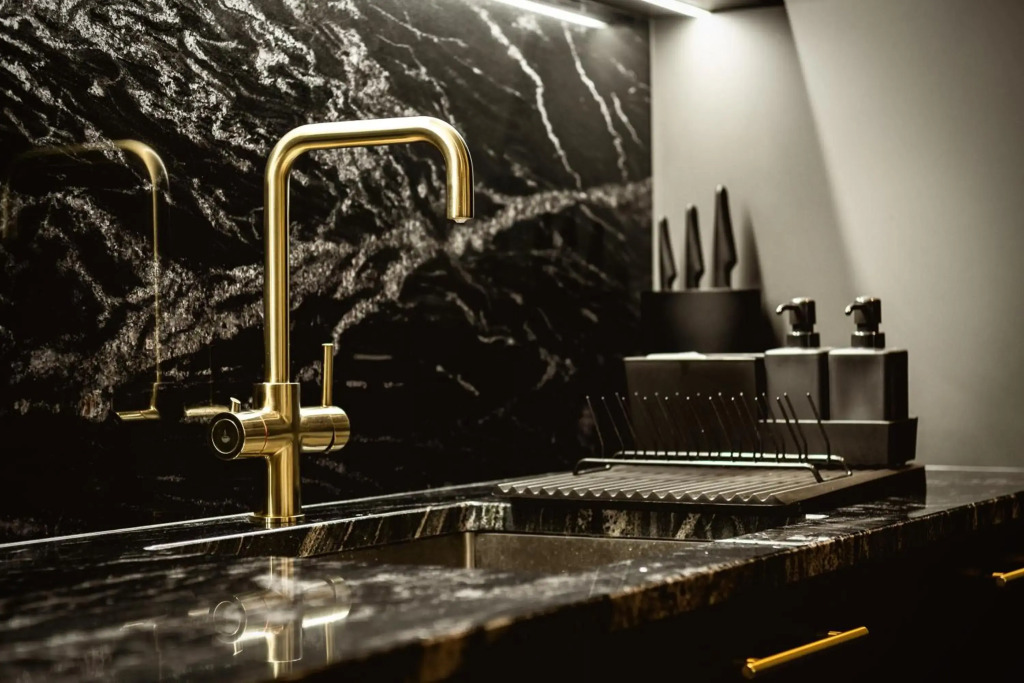 The Acacia, Luxury with Private Balcony + Parking