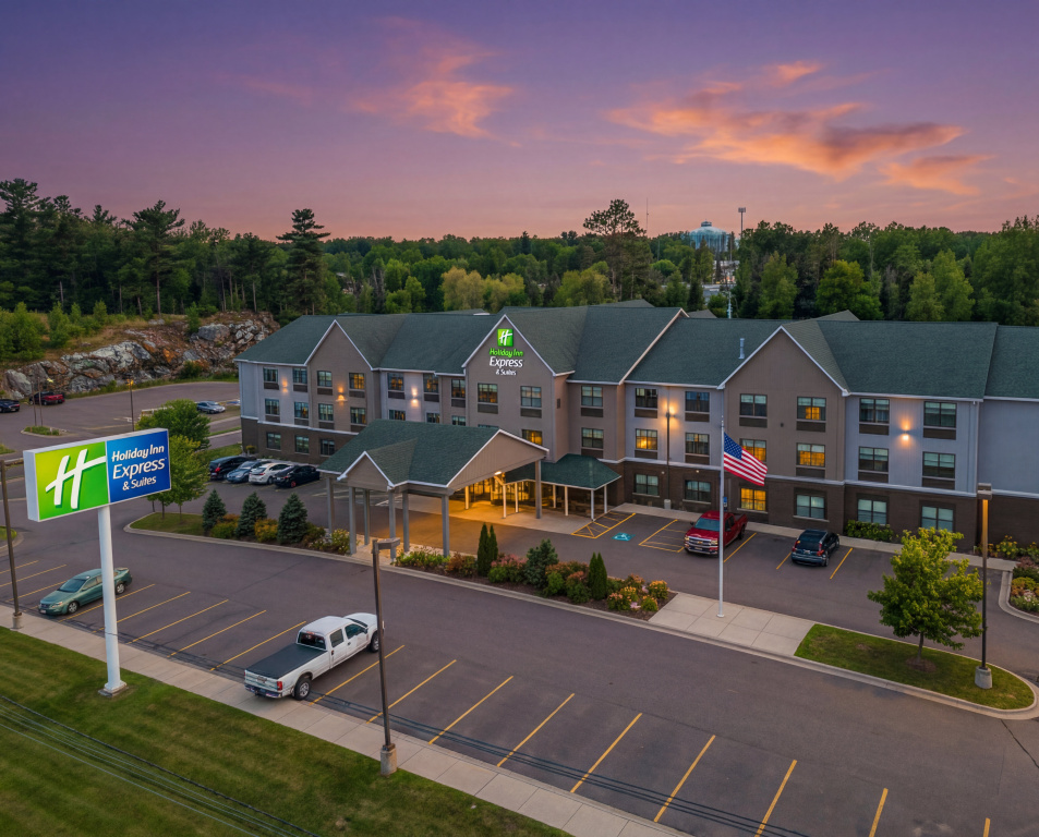 Holiday Inn Express & Suites Marquette by IHG
