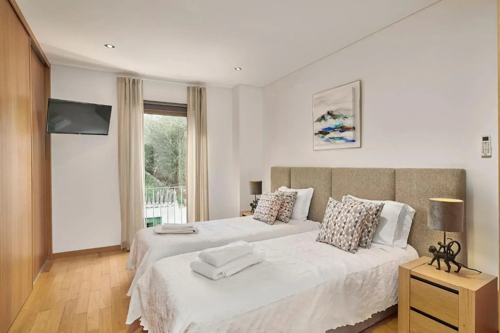 Stylish Townhouse In Tavira Centre, Shared Pool
