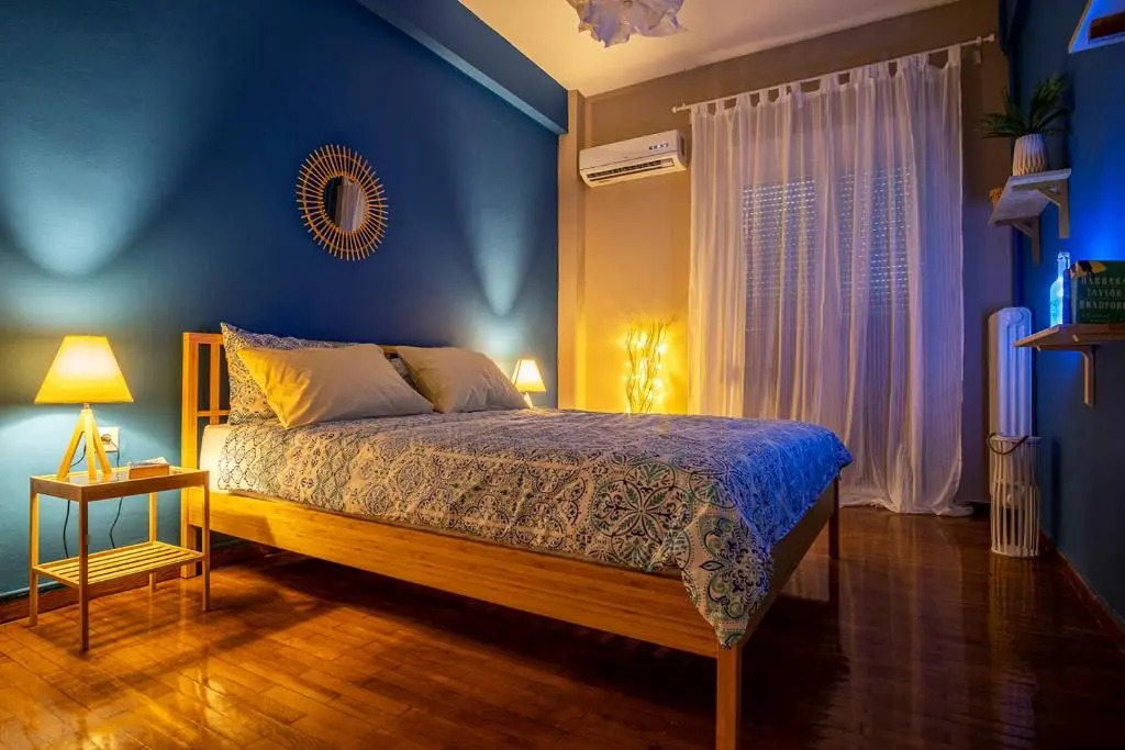 Excellent location,airport line,6min metro,100MBPS!