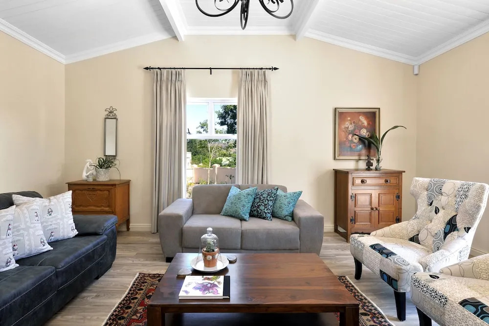 Lovely Self-catering Home, in Quiet Area, 10 Minutes Walk to Restaurants No01
