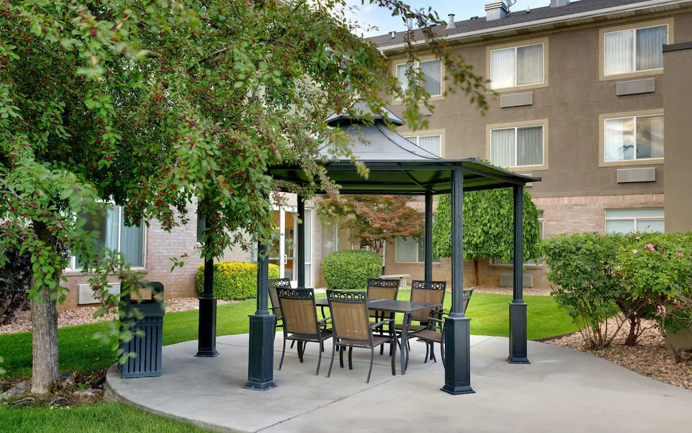Quality Inn & Suites(.)