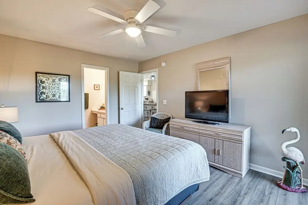 Pawleys Island Condo w/ Screened Porch + Golfing!