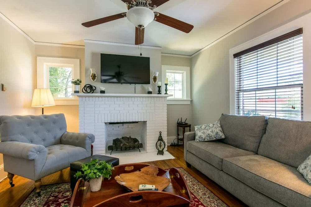 Roomy 5BR Bungalow w Backyard Close to Downtown