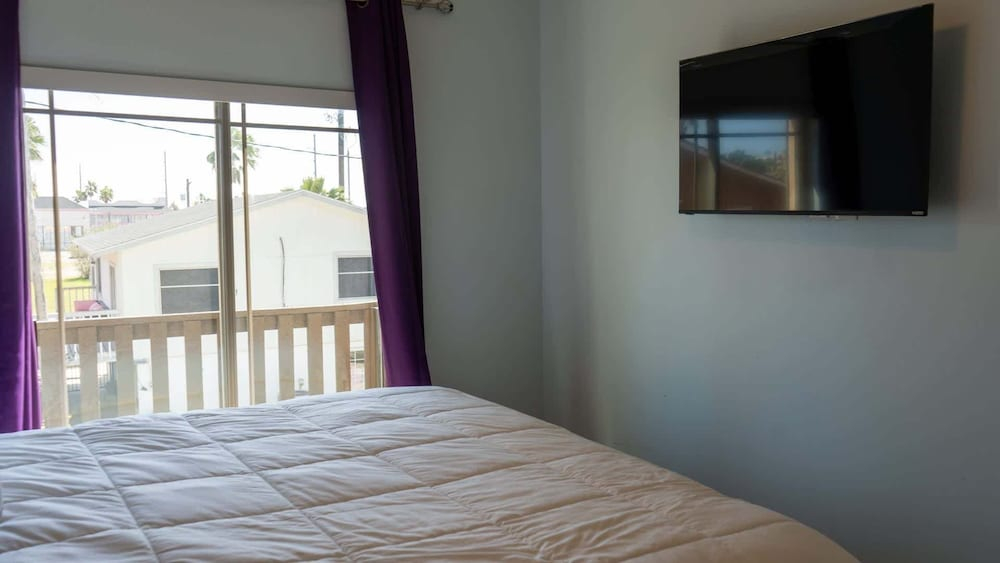 Near Beach Retreat - Ground Floor - Pool - Walk To All 2 Bedroom Apts