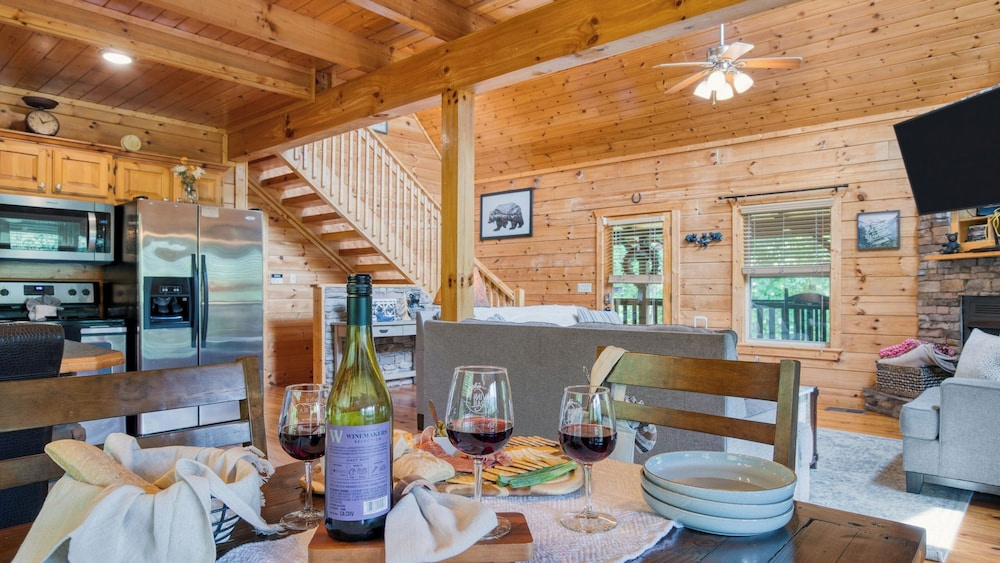 Triple Mountain View by Avantstay: Hot Tub, Game Room & Stunning Smoky Mountain Views