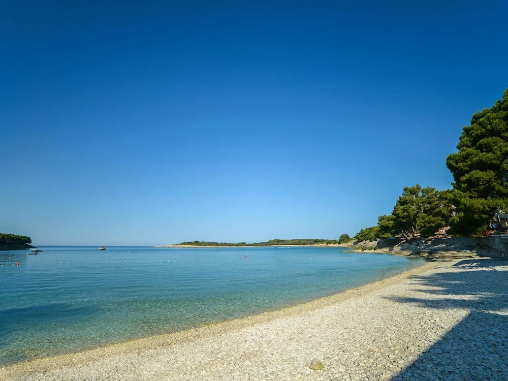 Nice Chalet With 2 Bathrooms and a Dishwasher Near Pula