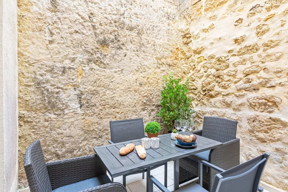 Beautiful apartment near train station by GuestReady