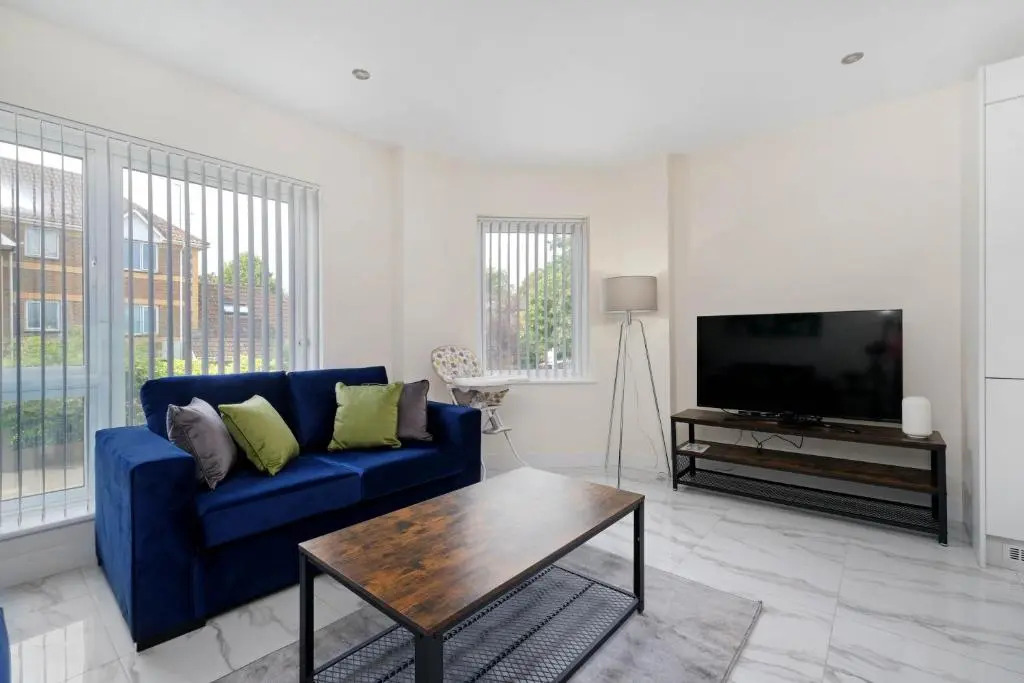 Oxford Rd 2 Bed Serviced Apartment 06 with Parking, Reading