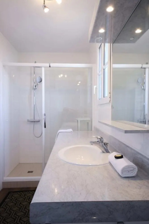 3 Bedrooms Hypercenter Terrace and Parking