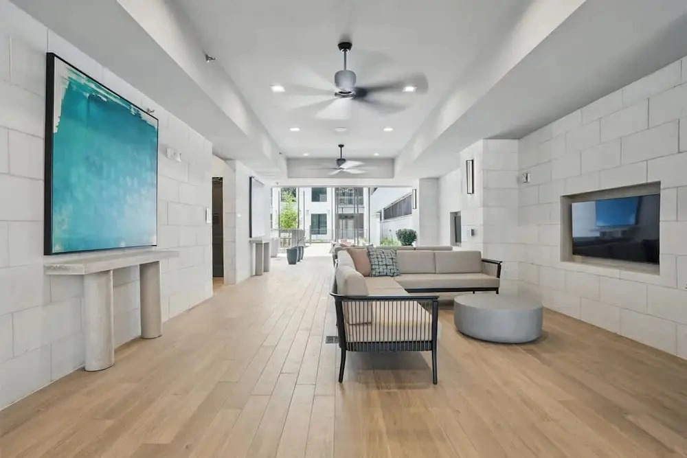 12min Downtown 6min Domain Pool Free Parking