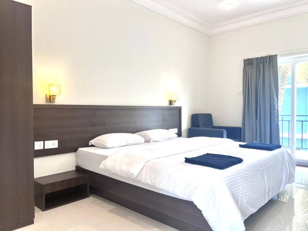 Morjim Sunset Hotel - 300 Meter to Morjim Beach with Pool & Kitchen Apartments