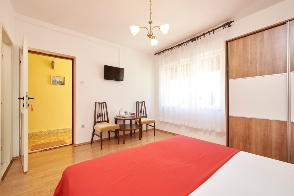 Room Ivo - with garden: R2 Trogir, Riviera Trogir