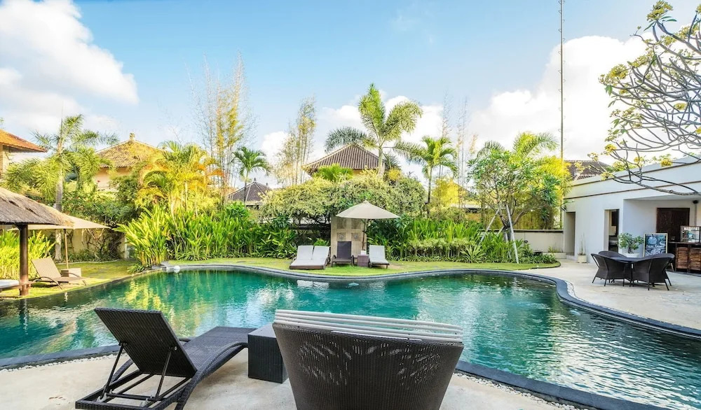 16 bedroom villa river side Legian