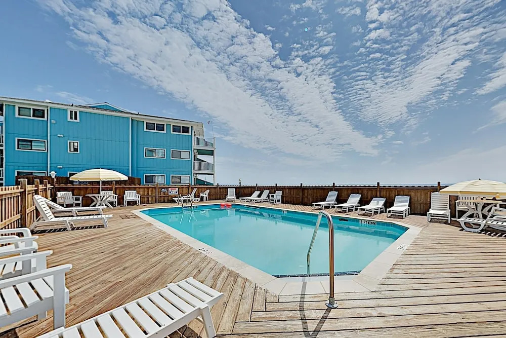 New Listing! Oceanfront W/ Balcony & Pool 1 Bedroom Condo
