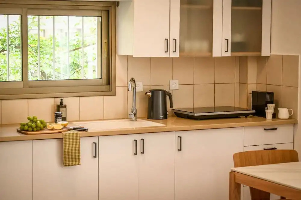 MAMAD - Pet-friendly 2BR Apt & Kitchen